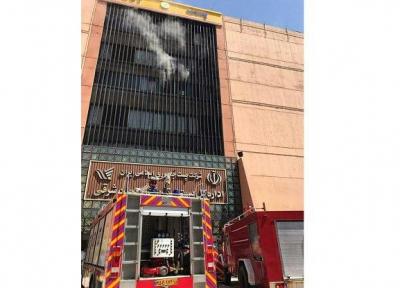آتش سوزی در ساختمان پست تبریز، آتش نشانان مشغول اطفای حریق هستند