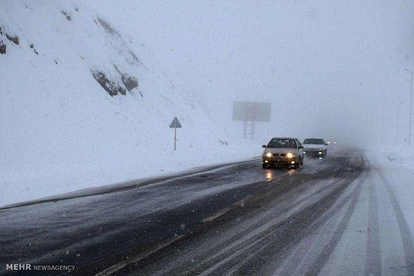 بارش برف و باران در محورهای مواصلاتی استان قزوین ادامه دارد بارش برف و باران در محورهای مواصلاتی استان قزوین ادامه دارد