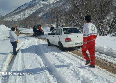 رهاسازی 12 خودرو گرفتار در برف و کولاک پلدختر