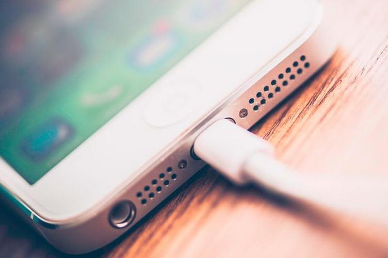 اپل در خصوص توان باتری گوشی های آیفون اغراق می نماید