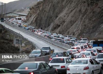 حرکت خودروها در جاده چالوس به کندی انجام می گردد