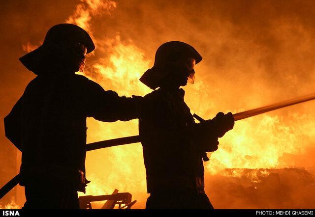 مدیرکل بنادر و دریانوردی هرمزگان: حریق تحت کنترل آتش نشانان بندر شهید رجایی است