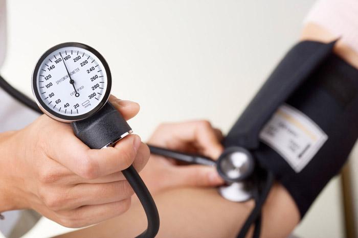فشار خون بالا با کلیه چه می نماید؟، ارتباط بین فشار خون و بیماری های کلیوی چیست؟، فشار خون بالا در بیماران چقدر مهم است؟