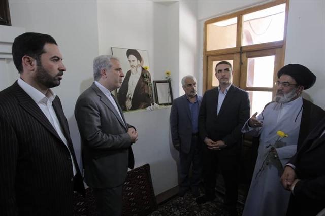 بازدید رئیس سازمان میراث فرهنگی از بیت تاریخی امام خمینی بازدید رئیس سازمان میراث فرهنگی از بیت تاریخی امام خمینی (ره)