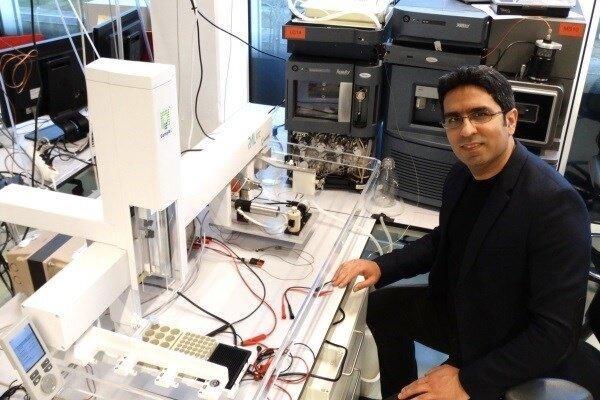 محقق ایرانی تراشه پژوهشی بیماری ابولا ساخت محقق ایرانی تراشه پژوهشی بیماری ابولا ساخت