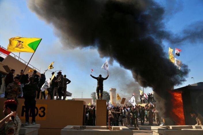 حشد شعبی به محاصره پادگان های آمریکایی تهدید کرد، حزب الله عراق: حمله به سفارت درس اول است