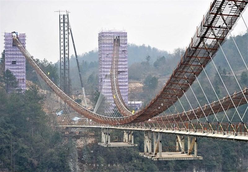 تصاویر، مراحل ساخت طولانی ترین پل شیشه ای دنیا
