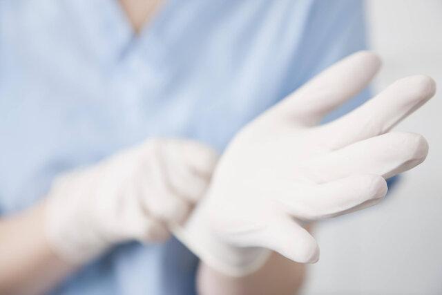کشف 4 میلیون دستکش پزشکی از یک انبار احتکار در اهواز