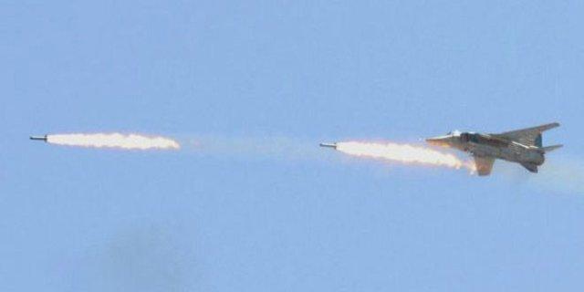جنگنده های سوریه به مواضع تروریست ها در حومه حماة حمله کردند