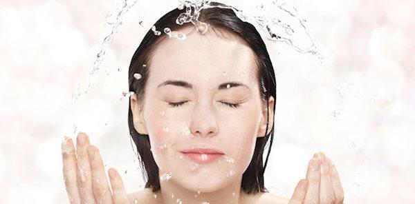 9 اشتباه عظیم که در هنگام شستن صورت مرتکب می شوید