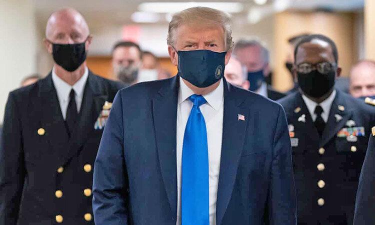 بازدید از یک بیمارستان نظامی ، ترامپ سرانجام ماسک زد