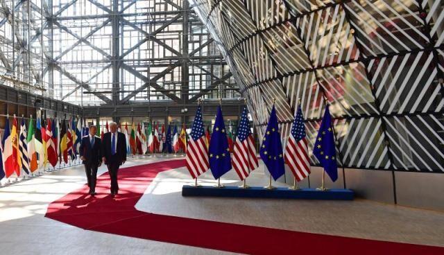 خبرنگاران امضای توافقنامه کاهش تعرفه ها میان آمریکا و اروپا