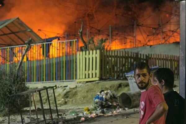 کمپ مهاجران در یونان درگیر حریق شد کمپ مهاجران در یونان درگیر حریق شد