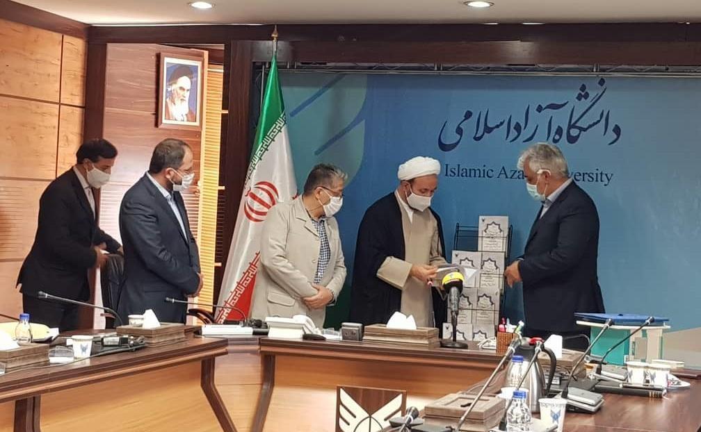کتاب مجموعه مقالات پیرامون امام خمینی و امام خامنه ای رونمایی کتاب مجموعه مقالات پیرامون امام خمینی و امام خامنه ای رونمایی شد