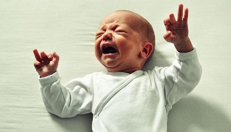 انواع گریه نوزاد به چه معناست؟ (14 علت رایج گریه نوزاد)