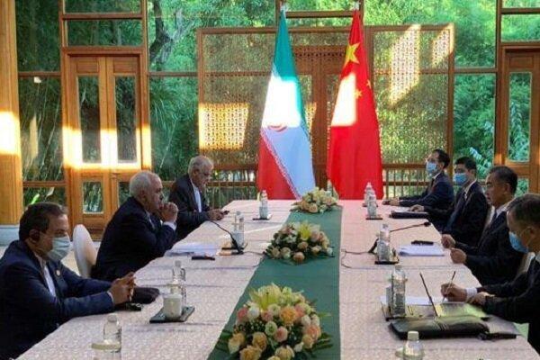 ظریف و وزیر خارجه چین با یکدیگر گفتگو و تبادل نظر کردند ظریف و وزیر خارجه چین با یکدیگر مصاحبه و مصاحبه کردند