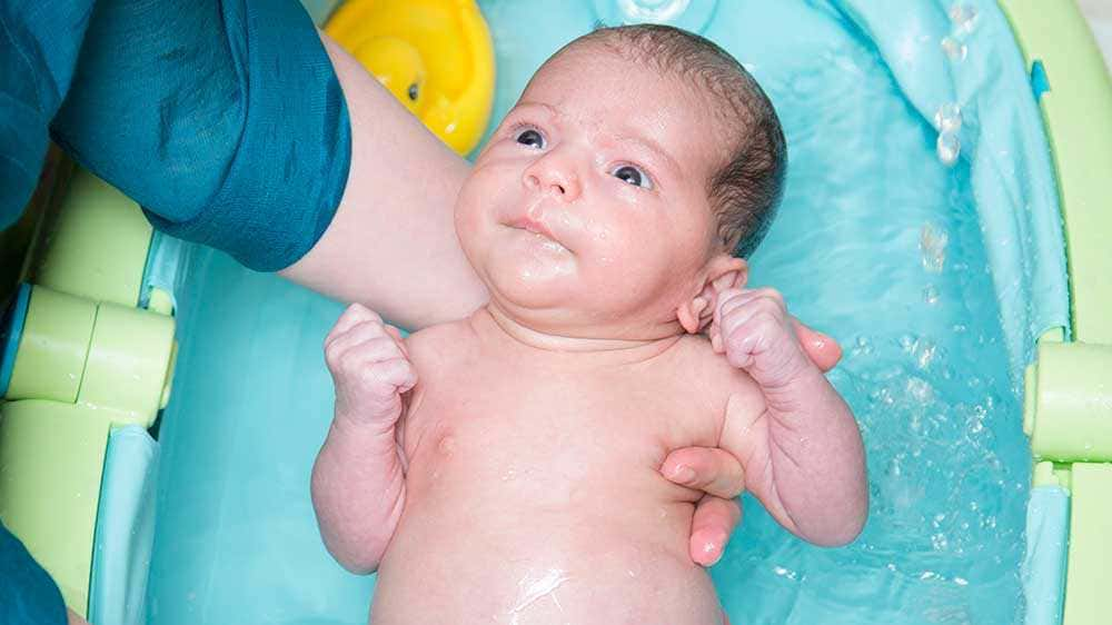 روش صحیح شستن و حمام کردن نوزاد روش صحیح شستن و حمام کردن نوزاد