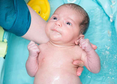 روش صحیح شستن و حمام کردن نوزاد