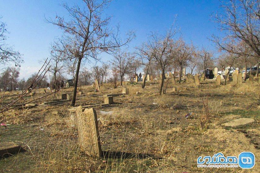 گورستان تاریخی بزلر هفشجان؛ مکانی با سنگ قبرهایی دیدنی گورستان تاریخی بزلر هفشجان؛ مکانی با سنگ قبرهایی دیدنی