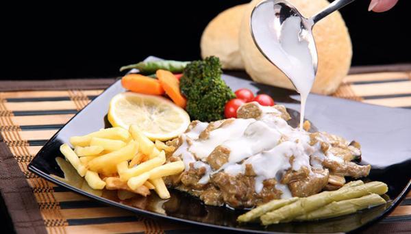 طرز تهیه بیف استروگانف با سس سفید طرز تهیه بیف استروگانف با سس سفید