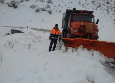 راهداران در حال برف روبی گردنه گله بادوش لرستان، راه های اصلی استان باز است