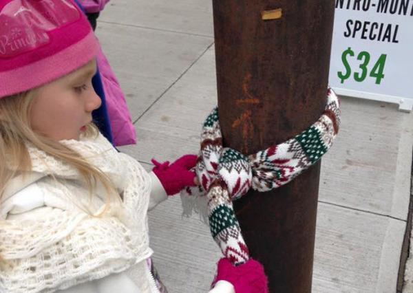 این بچه ها کانادایی با بستن لباس های گرم به تیرهای برق و روشنایی خیابان ها، می خواهند بی خانمان ها را برای زمستان سرد آماده نمایند