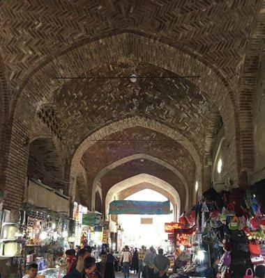 بازار اختیاری یکی از بازارهای مشهور کرمان به شمار می رود